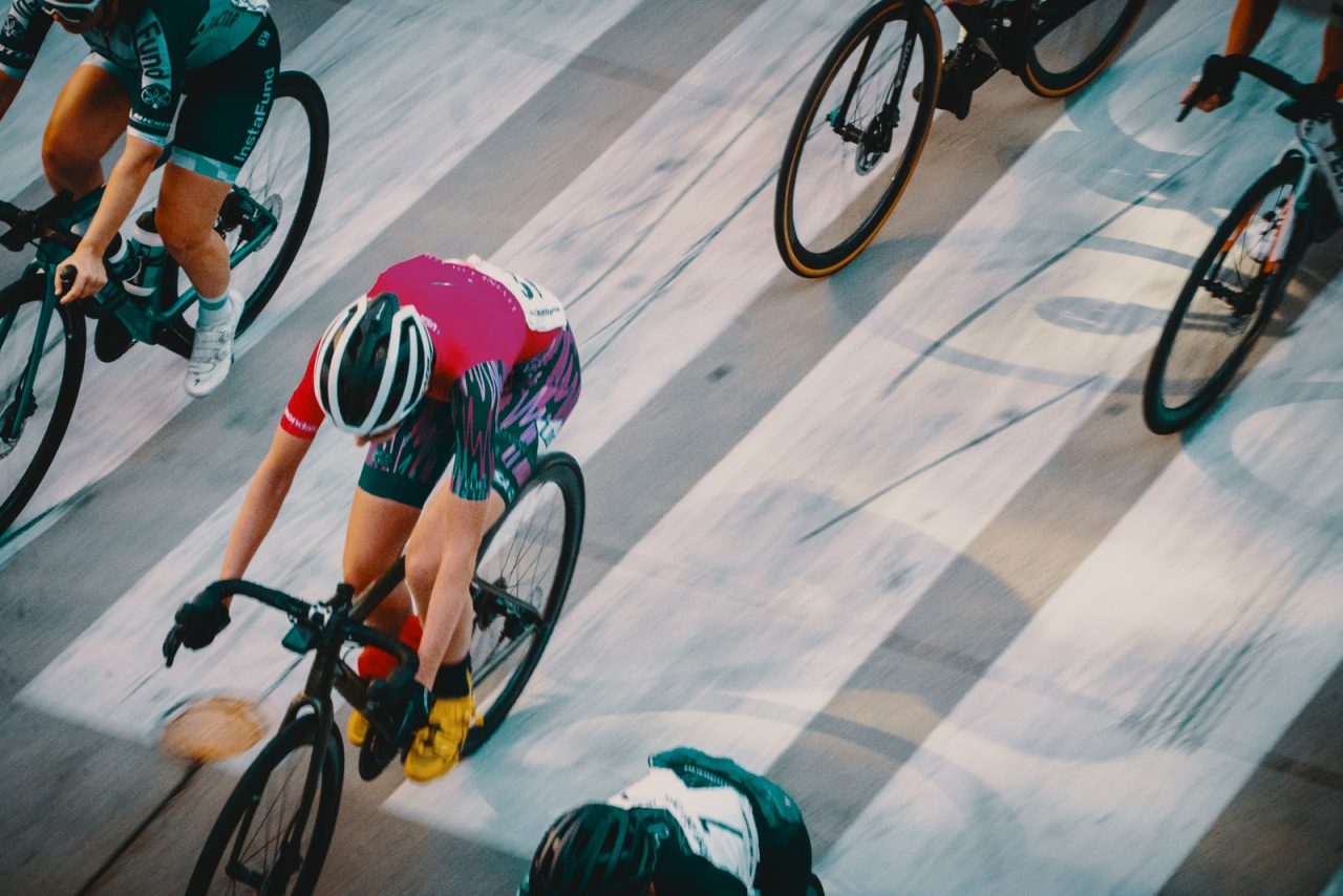 Ciclisti su strada